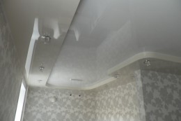 Глянцевый многоуровневый потолок в гостиной