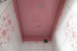 Цветной глянцевый потолок в ванной комнате